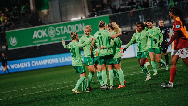 Die VfL-Wolfsburg-Spielerinnen Svenja Huth, Justine Kielland, Alexandra Popp und Rebecka Blomqvist halten sich gegenseitig in den Armen.