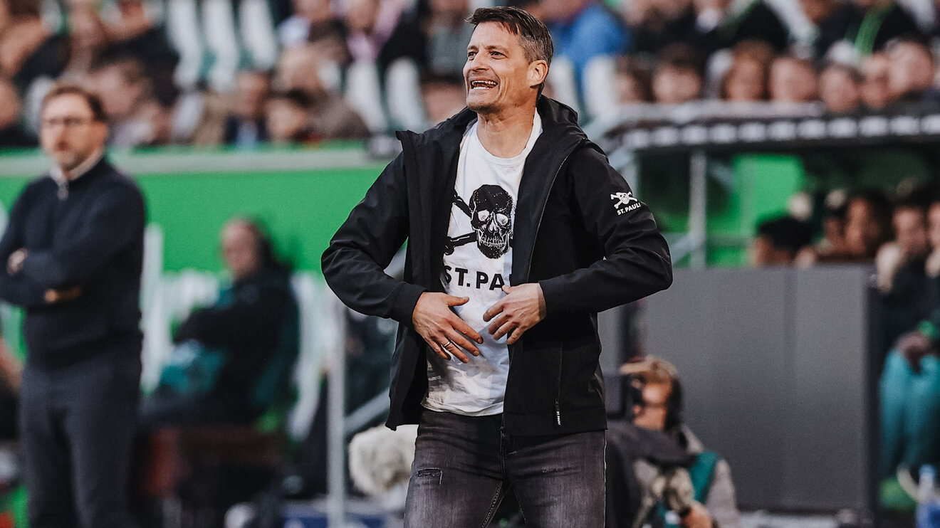 St.-Pauli-Trainer Alexander Blessin gibt Anweisungen.