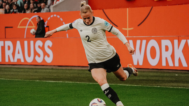 VfL-Wolfsburg Spielerin Sarai Linder schießt den Ball beim Länderspiel-