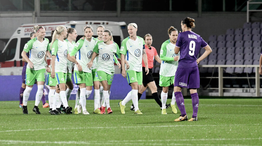 Die VfL-Frauen bejubeln in der UWCL beim AC Florenz einen Treffer.