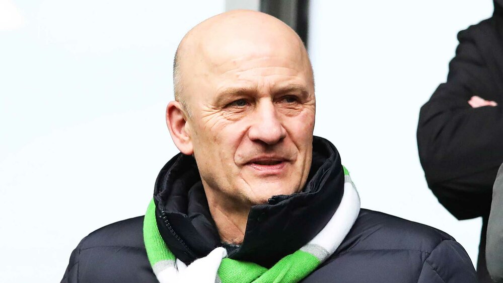 Der Aufsichtsratsvorsitzende Frank Witter mit VfL Wolfsburg Schal.