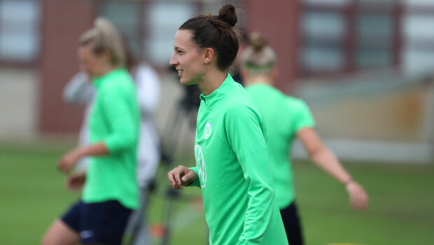 Die VfL Wolfsburg-Spielerin Sara Agrez steht lachend auf dem Trainingsplatz.