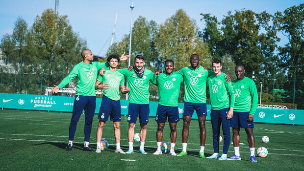 Die Mannschaft des VfL-Wolfsburg auf dem Trainingsgelände, posieren für ein Gruppenbild.