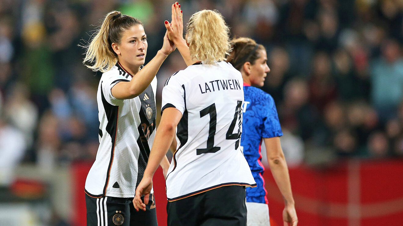 Chantal Hagel im Dress der Nationalmannschaft gemeinsam mit Lena Lattwein. 