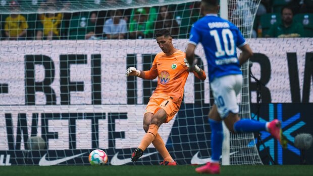 VfL-Wolfsburg-Torwart Koen Casteels spielt einen Pass.