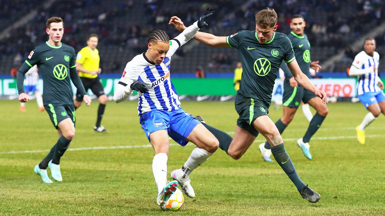 Der Wolfsburger Micky Van de Ven im Zweikampf mit einem Stürmer von Hertha BSC.
