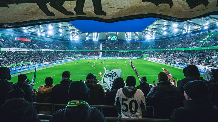 Die Sicht von der Fankurve beim VfL Wolfsburg auf das Stadion der Grün-Weißen.