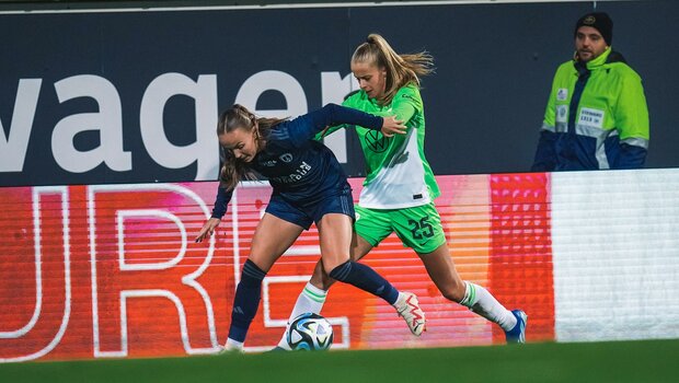 Vivien Endemann vom VfL Wolfsburg kämpft im Zweikampf um den Ball der Gegnerin.