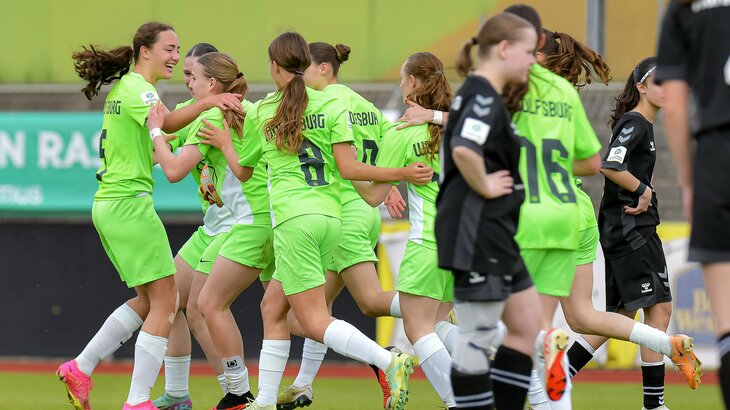 VfL-Wolfsburg-U17-Juniorinnen jubeln während eines Heimspiels in der Juniorinnen-Bundesliga. 