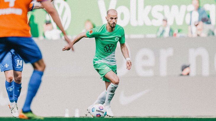 Vaclav Cerny, ehemaliger Spieler des VfL Wolfsburg, läuft mit dem Ball über den Platz.