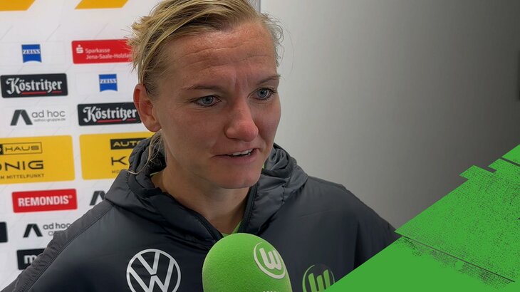 Die VfL-Wolfsburg-Spielerin Alexandra Popp mit Mikrofon.
