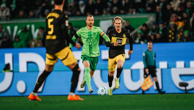 Der VfL-Wolfsburg-Spieler Maximilian Arnold im Ballduell.