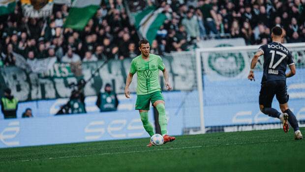VfL-Wolfsburg-Spieler Denis Vavro hat den Ball am Fuß.
