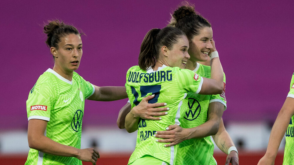 Die VfL Wolfsburg-Spielerinnen Ewa Pajor und Dominique Janssen jubeln nach einem Tor.