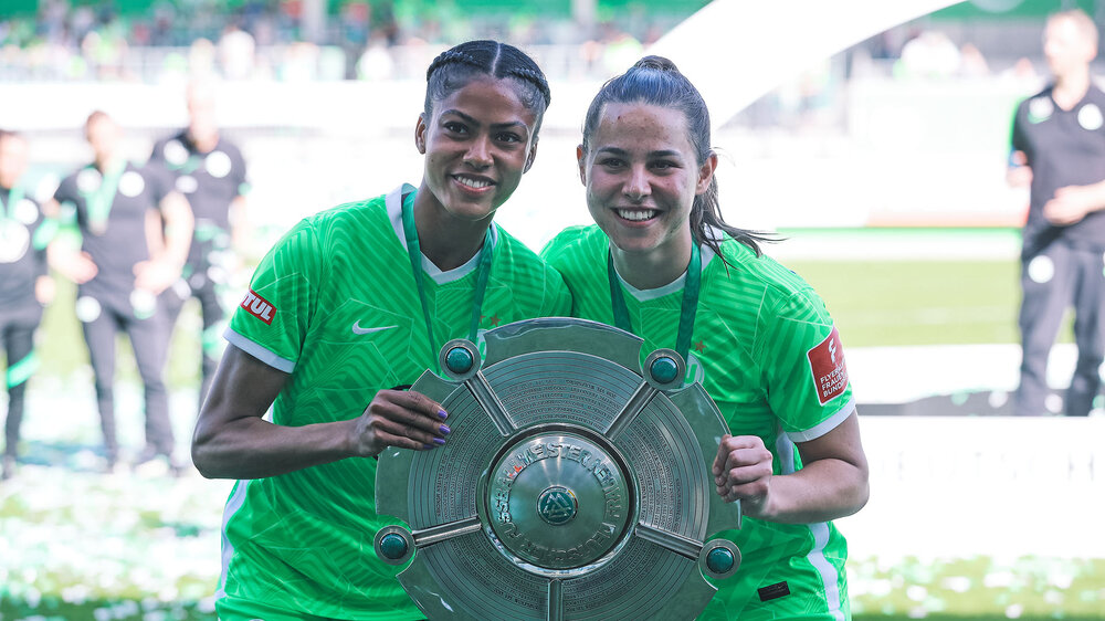 Lena Oberdorf vom VfL Wolfsburg mit der Meisterschale.