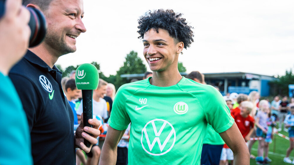 Kevin Paredes vom VfL Wolfsburg im Interview mit Wölfe TV.