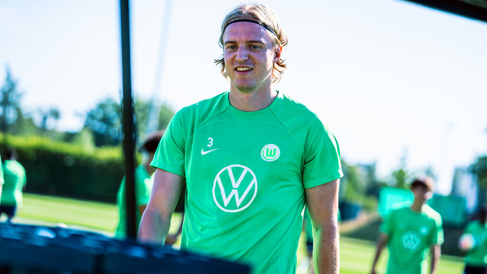 Der VfL Wolfsburg-Spieler Sebastiaan Bornauw auf dem Trainingsplatz.