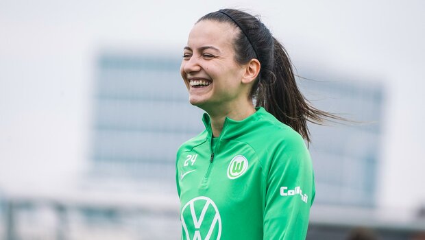 Die VfL-Wolfsburg-Spielerin Joelle Wedemeyer freut sich beim Training vor dem Spiel gegen Paris.
