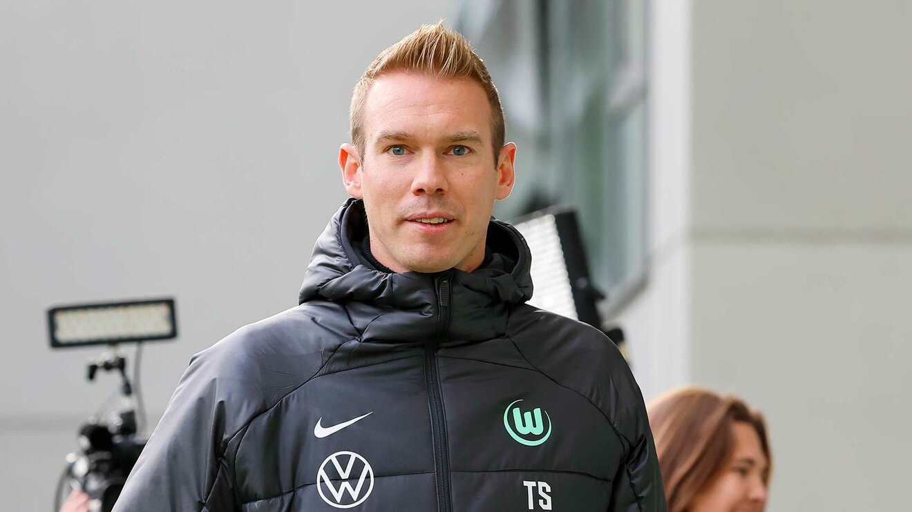 VfL-Wolfsburg-Trainer Tommy Stroot beim Spiel gegen den SC Freiburg.