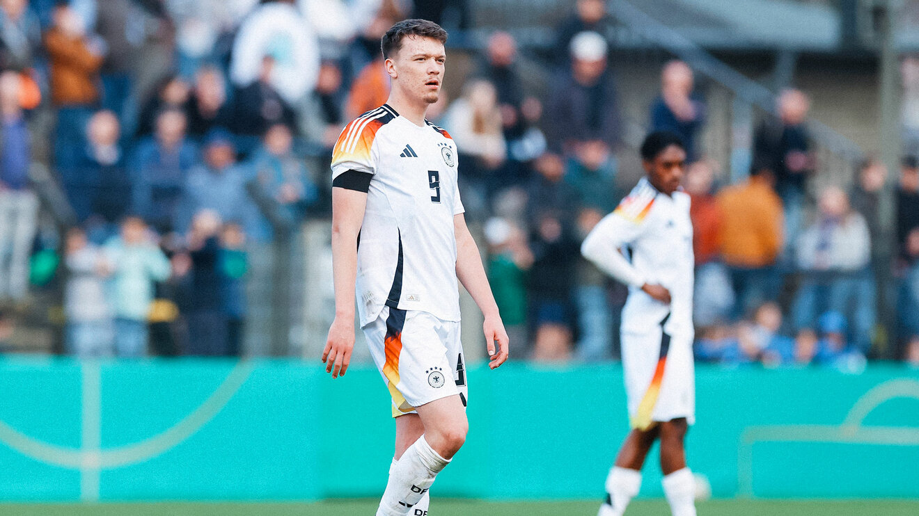 Der an Fortuna Düsseldorf verliehene VfL-Wolfsburg-Spieler Dzenan Pejcinovic im Trikot der deutschen Nationalmannschaft.