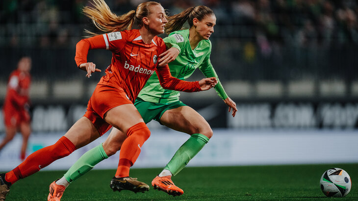 Die VfL-Wolfsburg-Spielerin Jule Brand im Zweikampf um den Ball.