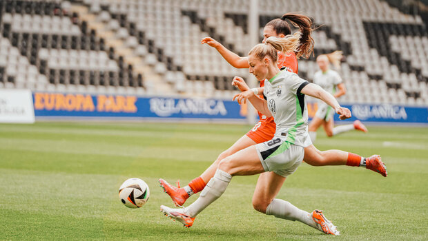 Die VfL Wolfsburg-Spielerin Sarai Linder im Zweikampf um den Ball.