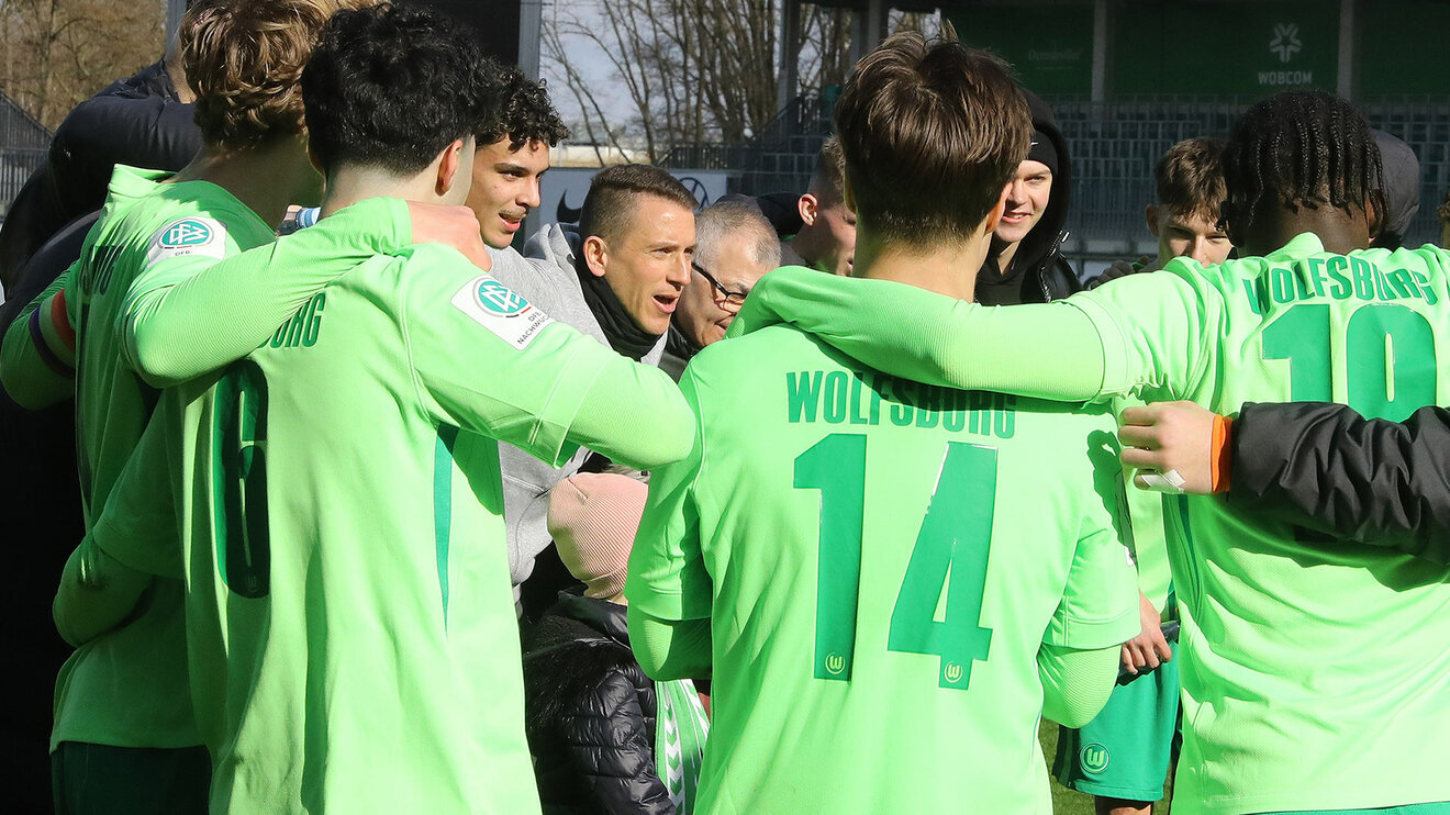 VfL-Wolfsburg-U19-Trainer Daniel Bauer hält seinen Spielern eine Ansprache.