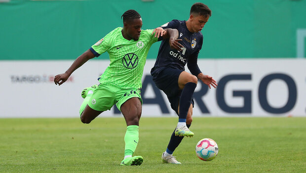 Ridle Baku versucth im Duell Jena vs. VfL Wolfsburg an den Ball vom Gegner zu gelangen.