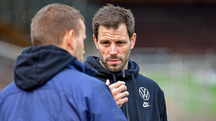 VfL Wolfsburg Trainer der B-Juniorinnen, Michael Schulz unterhält sich.
