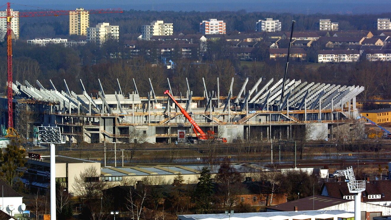 Gerüst der Volkswagenarena bei Bau des Stadions.