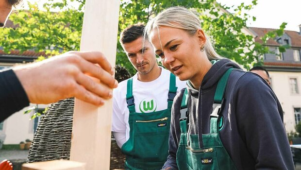 VfL Wolfsburg Spielerin Frohms packt an am "Wir-für euch"-Tag.