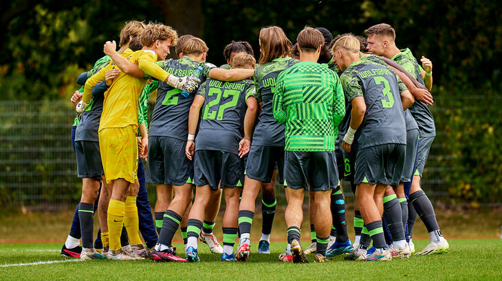 Die U19 des VfL Wolfsburg bildet einen Mannschaftskreis.