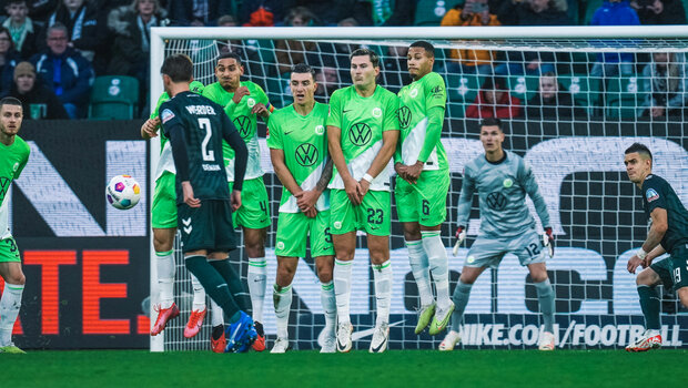 Beim Schuss von Werder Bremen stellen sich die Spieler des VfL Wolfsburg in eine Mauer.