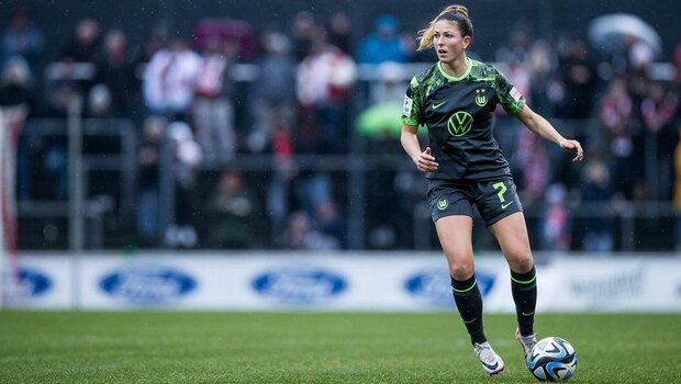 VfL-Wolfsburg-Spielerin Chantal Hagel am Ball im Spiel gegen den 1. FC Köln.
