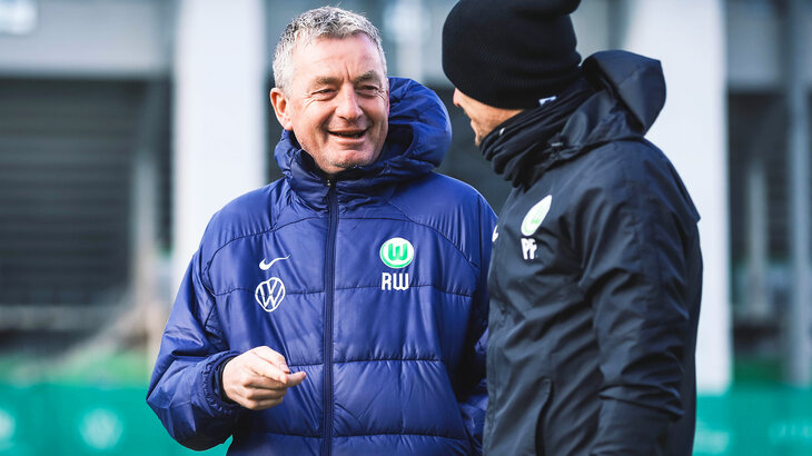 Talentkoordinator des VfL Wolfsburg, Rainer Widmayer, unterhält sich.