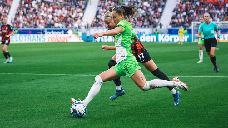 VfL-Wolfsburg-Spielerin Ewa Pajor im Zweikampf mit Frankfurts Pia-Sophie Wolter.