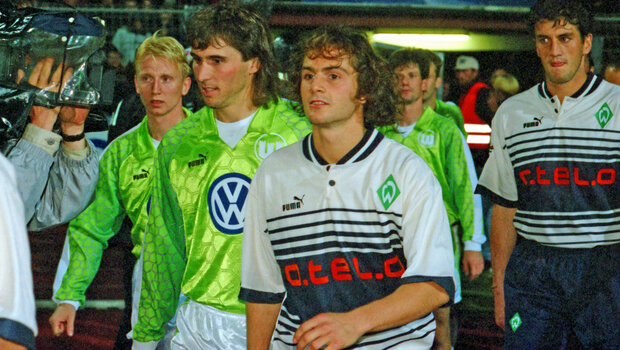 Die Mannschaften des VfL Wolfsburg und des SV Werden Bremen laufen zum Spiel ein.