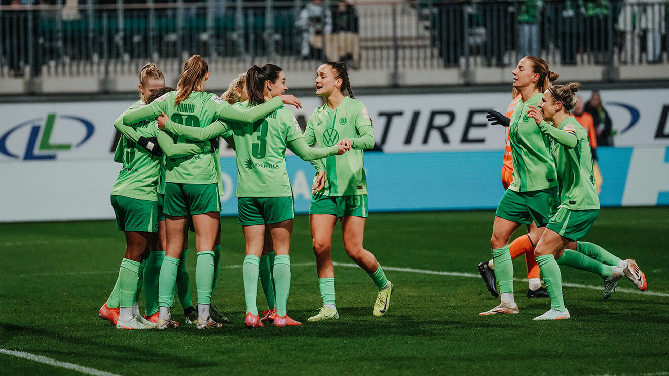 Die Spielerinnen des VfL Wolfsburg stehen im Kreis und jubeln.