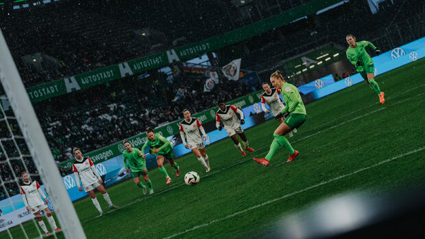 Die VfL-Wolfsburg-Spielerin Janina Minge schießt einen Elfmeter.