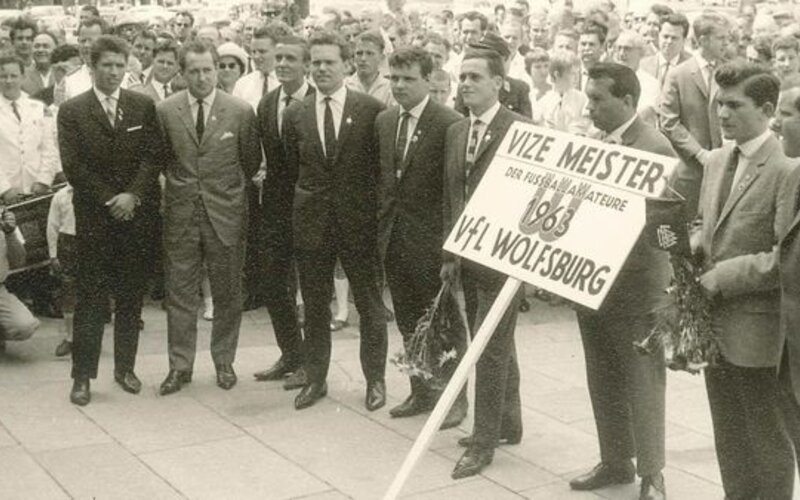 Ein historisches Bild mit der VizeMeistermannschaft des VfL Wolfsburg von 1963.