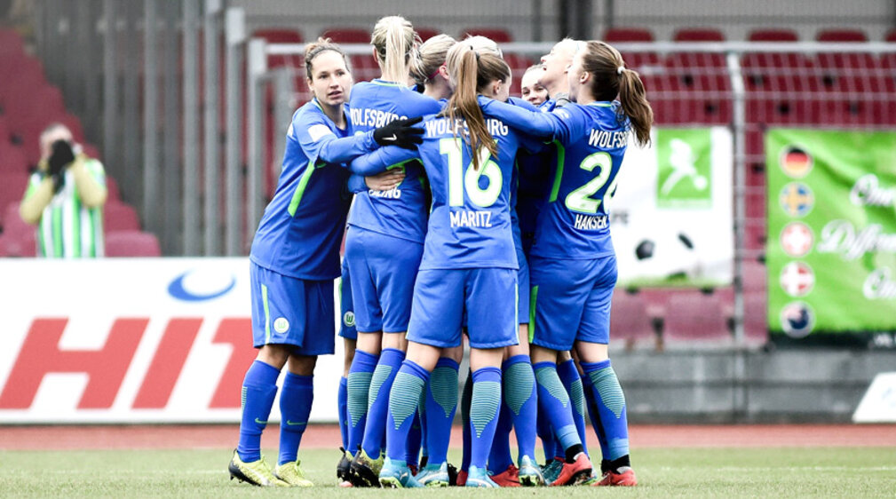 Die Frauen des VfL Wolfsburg bejubeln den Gewinn der Herbstmeisterschaft. 