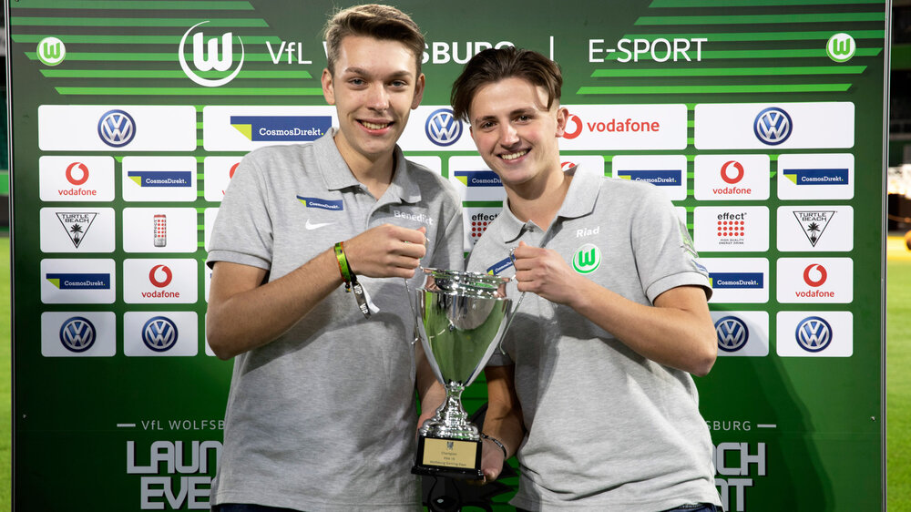 Benedikt Bauer und Riad Fazlija mit dem Siegerpokal.