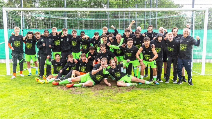 Die Spieler der VfL Wolfsburg U 16 Mannschaft posiert mit Meisterschaft T-Shirts vor dem Tor.
