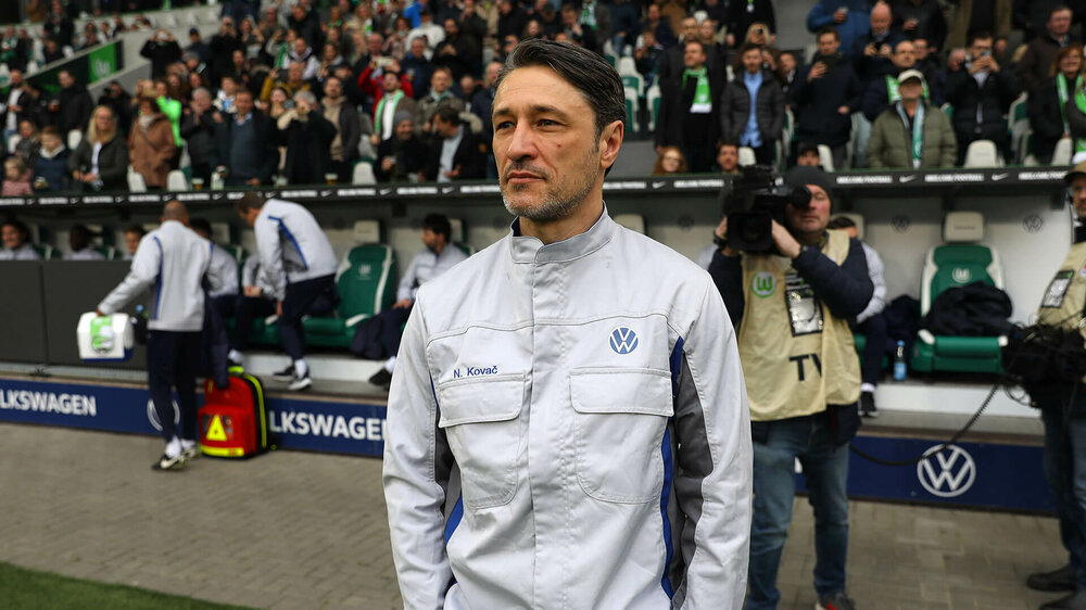 Der VfL-Wolfsburg-Trainer Niko Kovac steht in VW-Arbeiter-Jacke am Spielfeldrand.