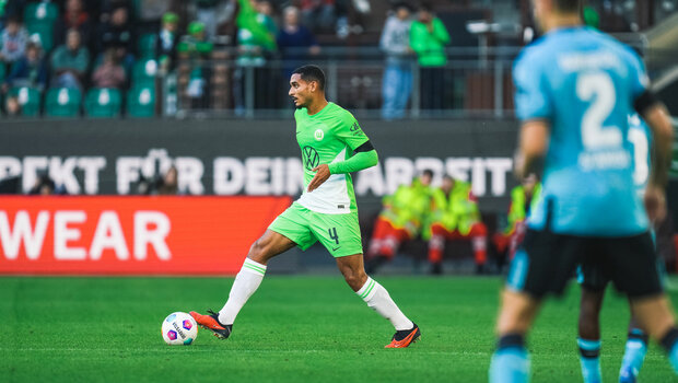 VfL-Wolfsburg-Spieler Lacroix am Ball im Spiel gegen Bayer 04 Leverkusen.