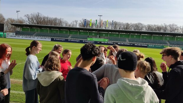 Eine Schulklasse zu Besuch im AOK Stadion den VfL Wolfsburg. 