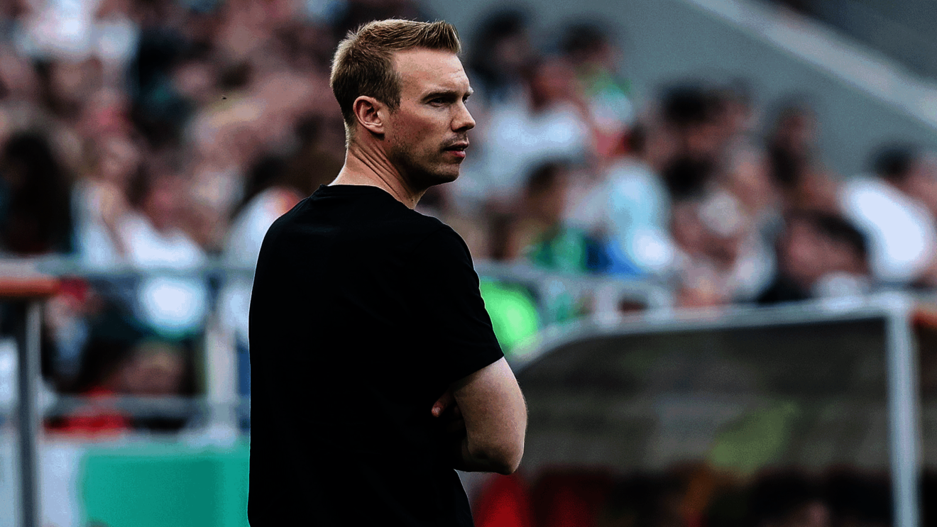 VfL-Wolfsburg-Trainer Tommy Stroot in der Nahaufnahme.