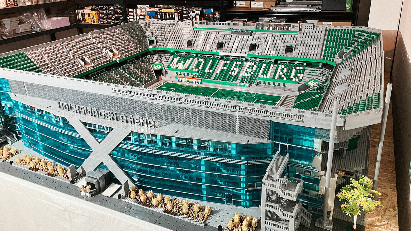 Die Volkswagen Arena vom VfL Wolfsburg aus Legobausteinen dargestellt.