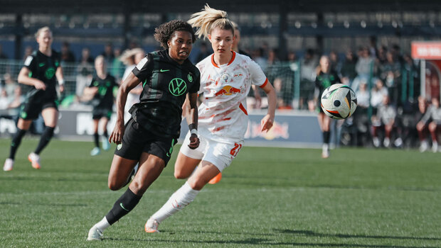 Die VfL-Wolfsburg-Spielerin Lineth Beerensteyn im Zweikampf um den Ball.