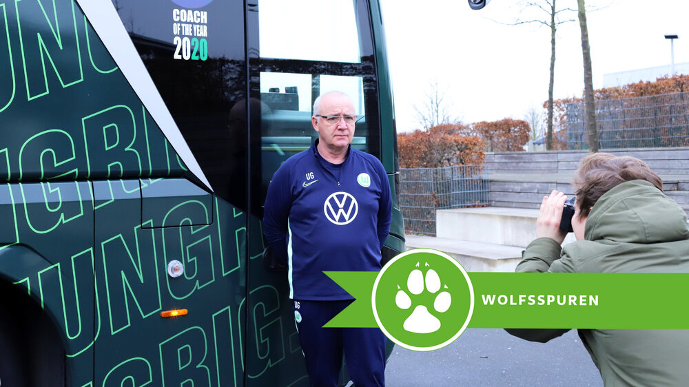 Wölfe-Busfahrer Udo vor dem Mannschaftsbus des VfL Wolfsburg von MAN.